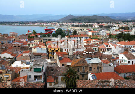 Guardando verso il basso sopra Nafplio con vista sui tetti delle case di grazioso. Nafplio è una vecchia città del Peloponneso Grecia. Tetti, Nafplio, Grecia. Foto Stock