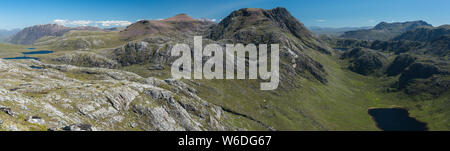 Vista verso un' Mhaidhdean e Ruadh Stac più da Sgurr na Laocainn, Fisherfield foresta, Scozia Foto Stock