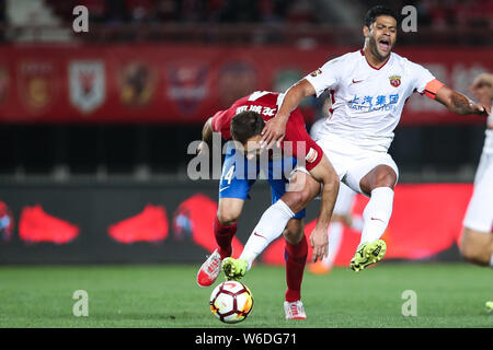 Calcio spagnolo giocatore Cala, a sinistra di Henan Jianye sfide di calcio brasiliano player Givanildo Vieira de Sousa, meglio noto come Hulk di Shanghai Foto Stock