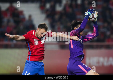 Calcio spagnolo giocatore Cala, a sinistra di Henan Jianye sfide un giocatore di Shanghai SIPG nel loro quinto round corrispondere durante il 2018 il calcio cinese un Foto Stock