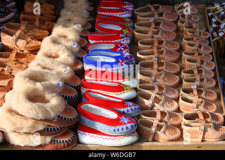 Tradizionale polacco in pelle scarpe da montagna per bambini chiamato 'kierpce' sul mercato all'aperto Foto Stock