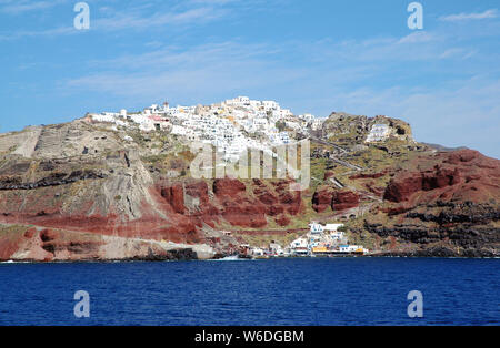 Oia - Santorini, Grecia. Santorini dal mare che arrivano su una nave. Santorini è un isola greca con graziose case bianche su una scogliera. Oia Santorini Foto Stock