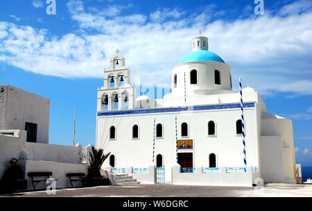 Chiesa di Panagia Platsani, Oia - Santorini, Grecia. Una cupola blu chiesa di Santorini. Santorini è famosa per il blu e bianco chiese. Chiesa di Oia. Foto Stock