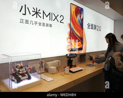 --FILE--i clienti a fare acquisti presso un negozio Xiaomi a Pechino, in Cina, il 3 febbraio 2018. Xiaomi ha detto che vuole il suo smartphone globale di produttori di componenti per impostare Foto Stock