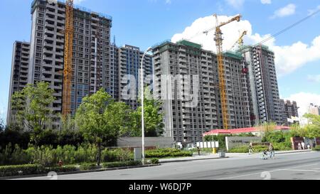 --FILE--nuovo alto appartamento residenziale edifici sono in costruzione tra gli altri a Shanghai in Cina, 23 agosto 2017. Nuova casa in vendita Sha Foto Stock