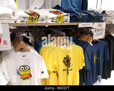 Vista di anime e manga-tema t-shirt in commemorazione con il cinquantesimo anniversario del Weekly Shonen Jump per vendita a Uniqlo store a Shanghai in Cina Foto Stock