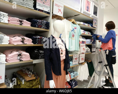 Vista di anime e manga-tema t-shirt in commemorazione con il cinquantesimo anniversario del Weekly Shonen Jump per vendita a Uniqlo store a Shanghai in Cina Foto Stock