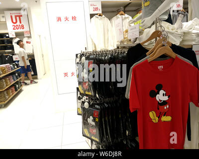 Vista di anime e manga-tema t-shirt in commemorazione con il cinquantesimo anniversario del Weekly Shonen Jump per vendita a Uniqlo store a Shanghai in Cina Foto Stock