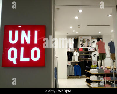 Vista di anime e manga-tema t-shirt in commemorazione con il cinquantesimo anniversario del Weekly Shonen Jump per vendita a Uniqlo store a Shanghai in Cina Foto Stock