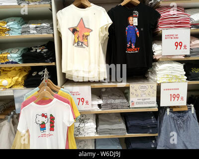 Vista di anime e manga-tema t-shirt in commemorazione con il cinquantesimo anniversario del Weekly Shonen Jump per vendita a Uniqlo store a Shanghai in Cina Foto Stock