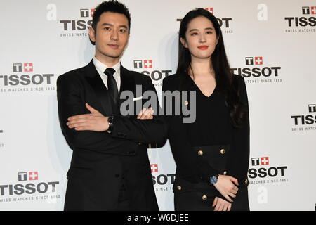 Attrice cinese Liu Yifei, destra e attore cinese Huang Xiaoming partecipare ad un evento promozionale per 'Tissot' in Cina a Shanghai, 21 aprile 2018. Foto Stock