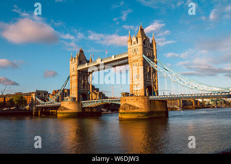 Il Tower Bridge di Londra illuminata dal sole di setting Foto Stock