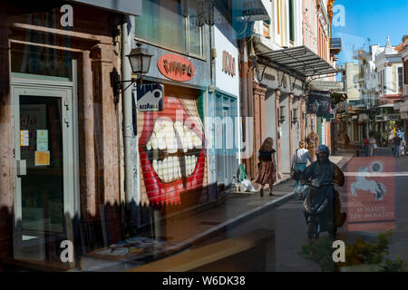 Scena di strada sulla principale strada commerciale della città di Mytilene sull'isola greca di Lesbo durante il tardo pomeriggio. Foto Stock