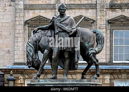 La controversa statua di John Hope, IV conte di Hopetoun, di fronte alla storica sede della RBS in St Andrew Square, Edimburgo. Foto Stock