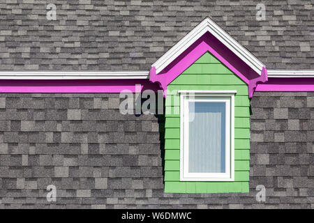 Rosa e finestra verde contro il muro grigio, Architettura tipica delle isole della Maddalena, Canada. Stile minimalista con spazio per il testo. Foto Stock
