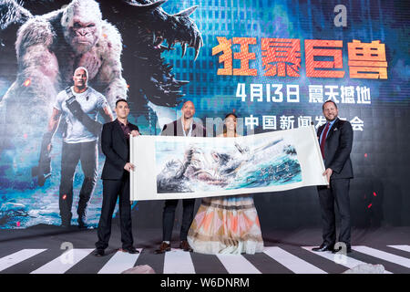 (Da sinistra) American film del regista Brad Peyton, attore Dwayne Johnson, inglese attrice Naomie Harris e film americano produttore Beau Flynn frequentare un pre Foto Stock