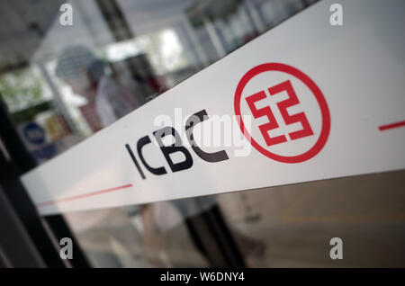--FILE--un logo di ICBC (industriale e banca commerciale della Cina) è raffigurato nella città di Dezhou, est della Cina di provincia di Shandong, 12 agosto 2016. Il CEO Foto Stock