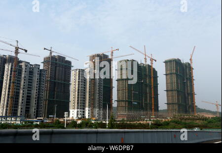 --FILE--nuovo alto appartamento residenziale edifici sono in costruzione tra gli altri a Shanghai in Cina, 8 maggio 2015. Nuova casa in vendita Shangha Foto Stock