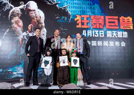 (Da sinistra) American film del regista Brad Peyton, attore Dwayne Johnson, inglese attrice Naomie Harris e film americano produttore Beau Flynn frequentare un pre Foto Stock