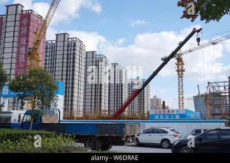 --FILE--nuovo alto appartamento residenziale edifici sono in costruzione tra gli altri in Cina a Shanghai, 10 ottobre 2016. Nuova casa in vendita Sh Foto Stock