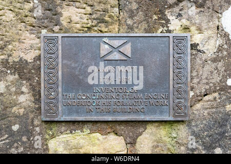 Una lapide commemorativa sul muro di watt Cottage - workshop utilizzato da James Watt - Casa Kinneil, Bo'ness, Scotland, Regno Unito Foto Stock