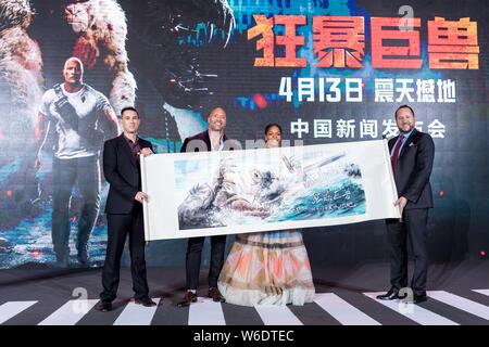 (Da sinistra) American film del regista Brad Peyton, attore Dwayne Johnson, inglese attrice Naomie Harris e film americano produttore Beau Flynn frequentare un pre Foto Stock