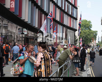 Tommy Robinson sostenitori dimostrare al di fuori del Vecchio Bailey nel centro di Londra Foto Stock