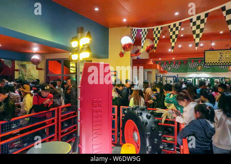 Vista interna del settimo terra a tema, Disney Pixar Toy Story Land, nella Shanghai Disneyland a Shanghai la Disney Resort di Pudong, Shanghai, C Foto Stock