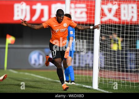 Calcio ecuadoriana player Jaime Ayovi di Pechino celebra Renhe dopo un goal contro Guizhou Hengfeng nel loro sesto round corrispondere durante il Foto Stock