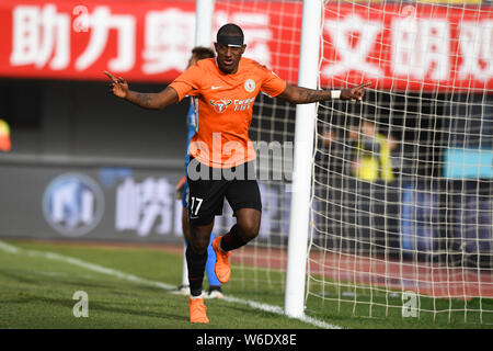 Calcio ecuadoriana player Jaime Ayovi di Pechino celebra Renhe dopo un goal contro Guizhou Hengfeng nel loro sesto round corrispondere durante il Foto Stock