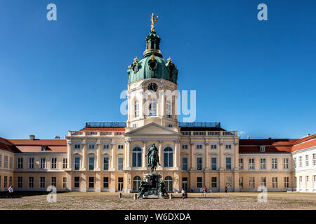 Berlino, Schloss Charlottenburg,Palazzo di Charlottenburg. Storico edificio a cupola, il cortile e la statua equestre di Friedrich Wilhelm 1 Foto Stock