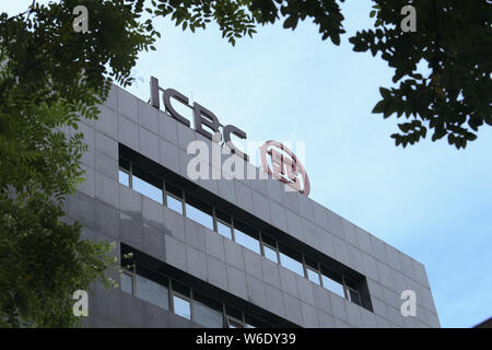 --FILE--Vista di un logo di ICBC (industriale e banca commerciale della Cina) in Hangzhou, est della Cina di provincia dello Zhejiang, 9 agosto 2017. Il indust Foto Stock