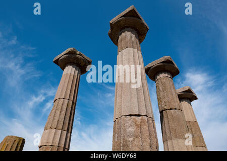 Le rimanenti colonne doriche del greco antico tempio di Athena su di una collina che si affaccia sul Mare Egeo nel presente giorno Behramkale, Turchia Foto Stock