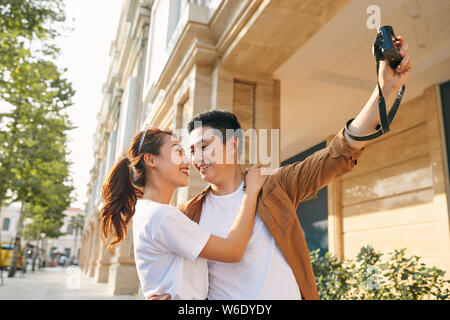 Turisti felici di prendere foto di se stessi Foto Stock