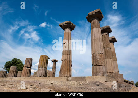 Le rimanenti colonne doriche del greco antico tempio di Athena su di una collina che si affaccia sul Mare Egeo nel presente giorno Behramkale, Turchia Foto Stock