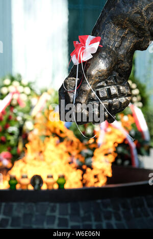 Varsavia POLONIA - Giovedì 1 Agosto - Dettaglio sull'Insurrezione di Varsavia monumento a Varsavia che mostra un combattente della resistenza tenendo una bomba a mano con memorial fiori e fiamme dietro come la Polonia commemora il settantacinquesimo anniversario dell'Insurrezione di Varsavia ( Powstanie Warszawskie ) contro gli occupanti esercito tedesco il 1 agosto 1944 - l'Insurrezione di Varsavia combattenti della resistenza dell'esercito di casa ( Armia Krajowa - AK ) ha lottato per 63 giorni contro le forze naziste prima capitolazione come l'avanzamento dell'esercito sovietico ha atteso attraverso il vicino fiume Vistola. Foto Steven Maggio / Alamy Live News Foto Stock