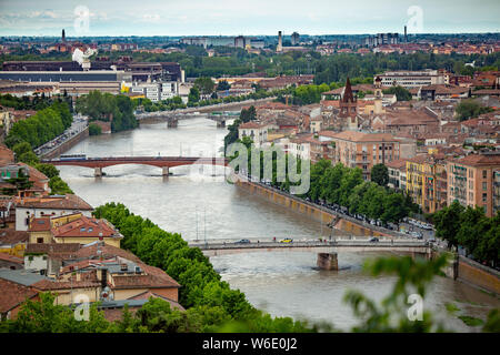 Un ansa del fiume Adige contiene la città antica di Verona, patrimonio mondiale dell'UNESCO in Italia Foto Stock