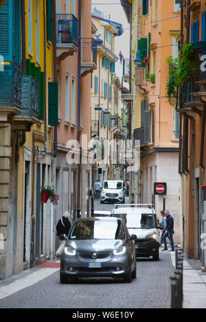 Auto negoziando le strette stradine tipiche di antiche città europee, come questo, Via Santa Eufemia, in Verona. Foto Stock