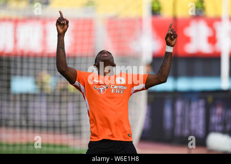 Calcio ecuadoriana player Jaime Ayovi di Pechino celebra Renhe dopo un goal contro Guizhou Hengfeng nel loro sesto round corrispondere durante il Foto Stock