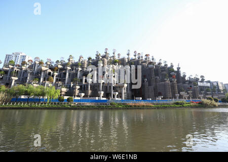 L'edificio straordinario con la forma dei giardini pensili di Babilonia è in costruzione in Cina a Shanghai, 10 aprile 2018. L'edificio straordinario Foto Stock