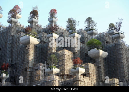 L'edificio straordinario con la forma dei giardini pensili di Babilonia è in costruzione in Cina a Shanghai, 10 aprile 2018. L'edificio straordinario Foto Stock