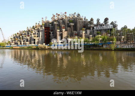 L'edificio straordinario con la forma dei giardini pensili di Babilonia è in costruzione in Cina a Shanghai, 10 aprile 2018. L'edificio straordinario Foto Stock