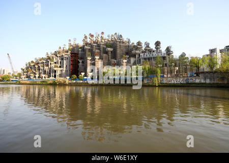 L'edificio straordinario con la forma dei giardini pensili di Babilonia è in costruzione in Cina a Shanghai, 10 aprile 2018. L'edificio straordinario Foto Stock