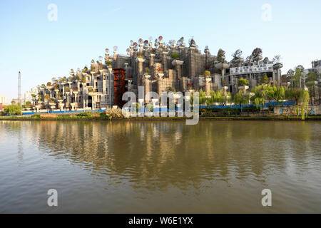 L'edificio straordinario con la forma dei giardini pensili di Babilonia è in costruzione in Cina a Shanghai, 10 aprile 2018. L'edificio straordinario Foto Stock