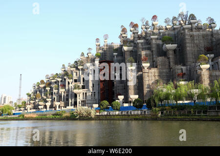 L'edificio straordinario con la forma dei giardini pensili di Babilonia è in costruzione in Cina a Shanghai, 10 aprile 2018. L'edificio straordinario Foto Stock