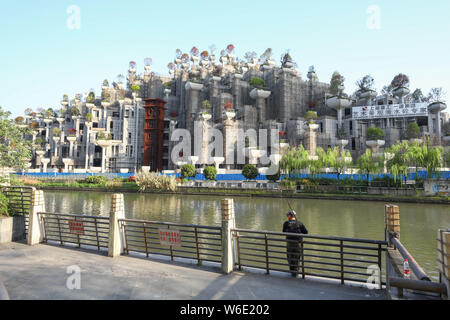 L'edificio straordinario con la forma dei giardini pensili di Babilonia è in costruzione in Cina a Shanghai, 10 aprile 2018. L'edificio straordinario Foto Stock