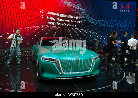 Un Hongqi (bandiera rossa) E-Jing GT vettura sportiva elettrica concept car di China FAW Group Corp. è sul display durante la XV Beijing International Automotive Foto Stock