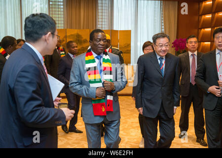 Emmerson Mnangagwa, Presidente dello Zimbabwe, sinistra, colloqui con Jiang Zengwei, Presidente del Consiglio cinese per la promozione del commercio internazionale (CCP Foto Stock