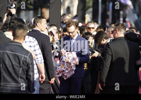 Attore inglese Tom Hiddleston firma autografi per i fan come egli arriva sul tappeto rosso di un evento promozionale per il suo nuovo film 'vendicatori: infinito Wa Foto Stock