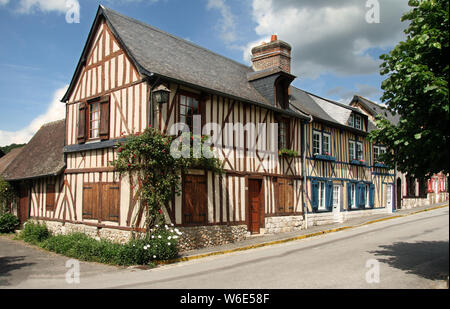 In legno tradizionali cottage inquadrata nel villaggio di Le Bec Hellouin in Normandia, Francia Foto Stock